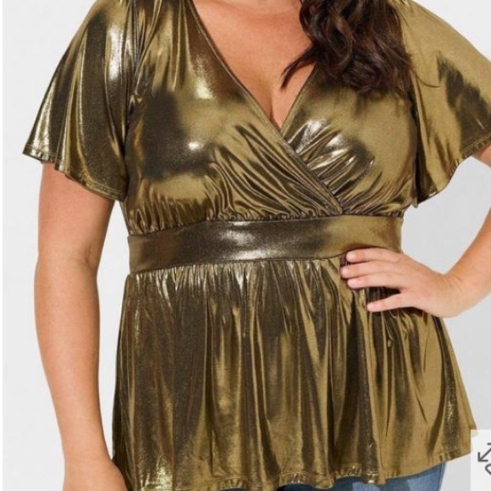 NWT TORRID SZ 2 Liquid Shine Split Sleeve Peplum Top in Gold